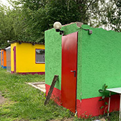 Wir bauen ein Quarantäne-Haus für Hunde.