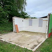 Wir bauen ein Quarantäne-Haus für Hunde.